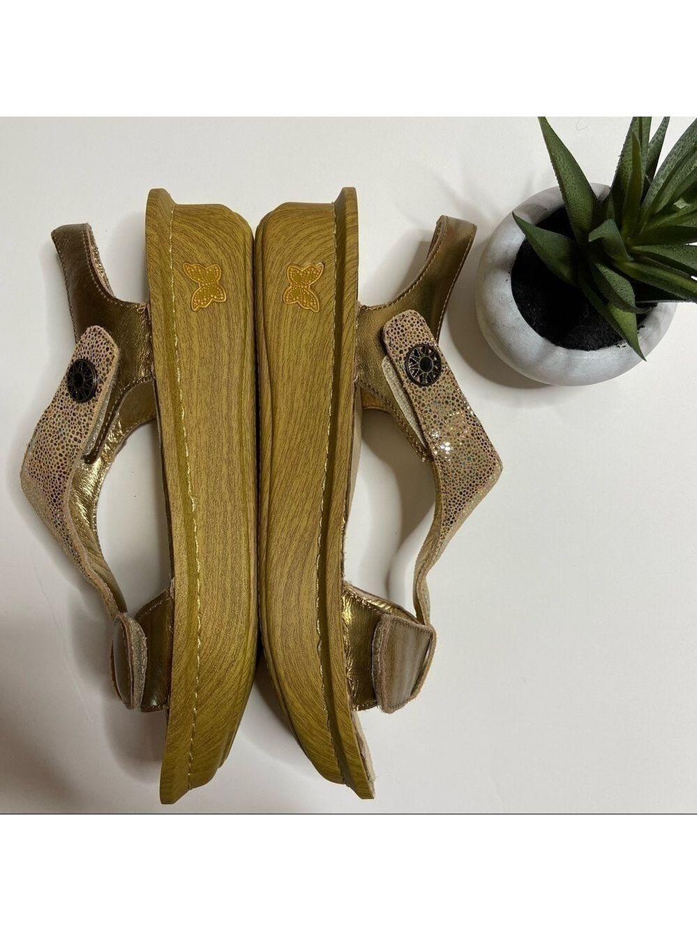 ALEGRIA - By Pg Lite Ken-680 T Strap Comfort Sandals Gold 9 ½ (40) - Picture 6 of 7